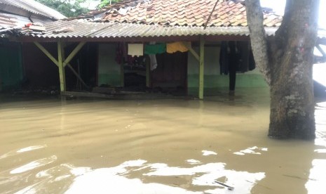 tampak salah satu rumah warga  yang masih terendam banjir Rabu (26/2)