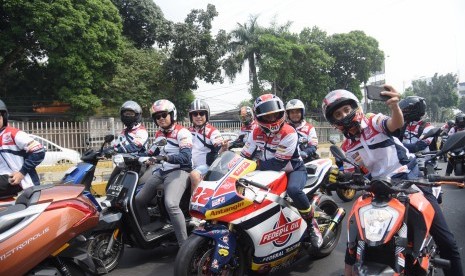 Tampak Sam Lowes berpose sejenak dengan komunitas kendaraan roda dua