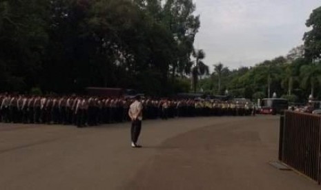 Tampak sejumlah anggota kepolisian tengah melakukan apel siaga persiapan pengamanan jelang pertandingan Arsenal vs Indonesia Dream Team di Lapangan Gelora Bung Karno (GBK), Senayan, Jakarta, malam ini (Ahad, 14/7).