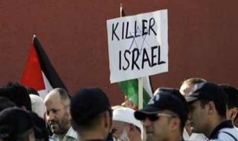 Tampak sekelompok demonstran pro-Palestina didepan kedutaan Israel di Turki.