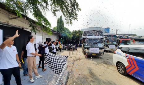 Tampak  Seremonial pelepasan mudik bersama ini dilakukan di Pol PO Sumber Alam yang berada di Pondok Ungu, Bekasi pada Sabtu, 30 April 2022, dan dilepas langsung oleh Sri Adinegara selaku Market Development Director PT EMLI, Kurnia Lesani Adnan selaku Ketua IPOMI, dan Rian Mahendra selaku pemilik PO Haryanto.