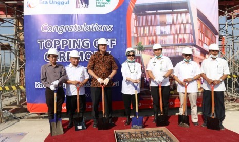 Tampak suasan topping off kampus Esa Unggul Bekasi