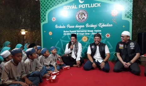 Tampak suasana berbuka puasa yang diselenggarakan komunitas Royal Enfield Republik Indonesia (Rori) , Rabu (29/5)