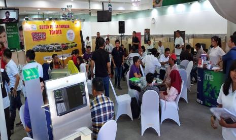 Tampak suasana di salah satu diler Auto 2000 di Surabaya