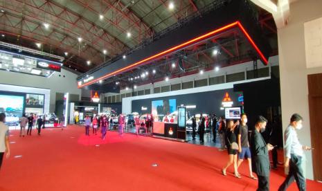 Tampak suasana pameran Indonesia International Motor Show 2022 di JIexpo Kemayoran, Senin (4/4/2022)