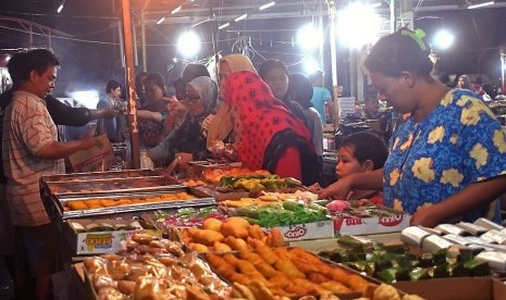 tampak suasana pasar kue subuh di Pasar Senin