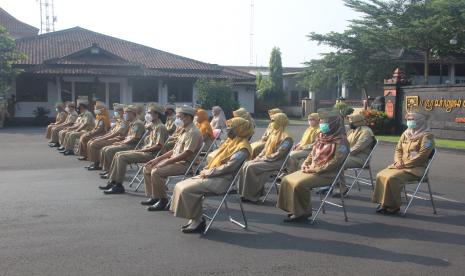 Tampak suasana pelantikan ASN Purbalingga. Bupati Purbalingga Dyah Hayuning Pratiwi melantik sejumlah pejabat fungsional di halaman pendopo Setda setempat, beberapa waktu lalu.