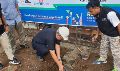 Tampak suasana peletakan batu pertama Sekolah Dasar Negeri (SDN) 04 Sambik Bangkol, Kab. Lombok Utara.