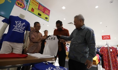 Tampak suasana pengunjung Centro Departemen Store  Depok