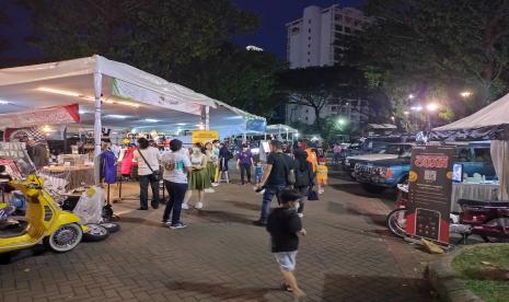 Tampak suasana Salah satu hajatan otomotif akbar Tanah Air, The 22nd International Otobursa Tumplek Blek 2022 di Parkir Timur Senayan, Gelora Bung Karno di malam hari