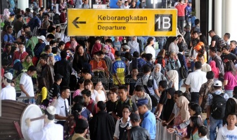  Tampak suasana terminal 1B keberangkatan dalam negeri di bandara Internasional Soekarno Hatta, Tangerang, Banten, Selasa (14/7). 