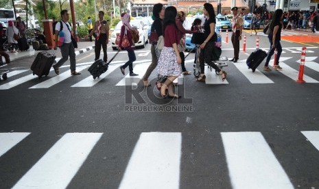 Tampak suasana terminal 1B keberangkatan dalam negeri di bandara Internasional Soekarno Hatta, Tangerang, Banten, Selasa (14/7). 