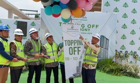 Tampak suasana topping off Tamansari Bintaro 