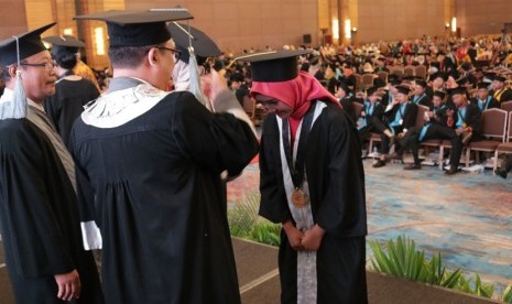 Tampak suasana wisuda sarjana Universitas Esa Unggul Jakarta, selasa (9/4).