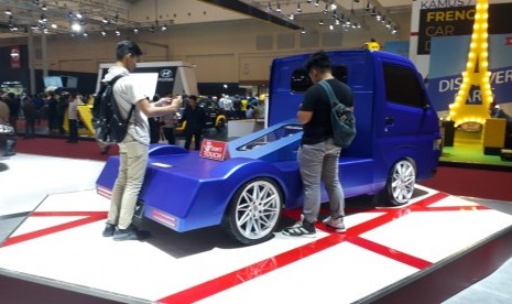 Tampak Suzuki Carry fluzh concept yang hadir dengan konsep low rider di ajang Gaikindo Indonesia International Auto Show. Kamis (25/7).