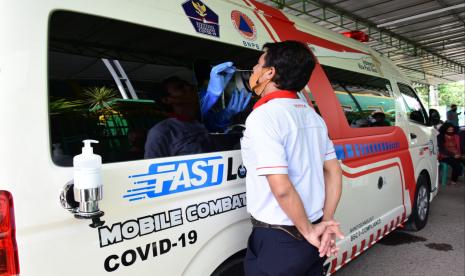 Swab test yang dilakukan salah seorang pekerja pabrik di kabupaten Bekasi, Jawa Barat (ilustrasi). Pemerintah Kabupaten Bekasi, Jawa Barat, menargetkan 2.600 swab test dalam sepekan.