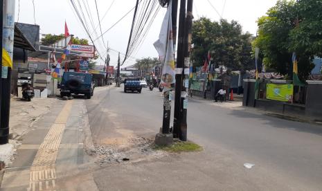 Tampak tiang listrik yang berada di jalan WR Supratman Ciputat Timur, Tangsel