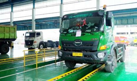 Tampak truk hino yang menjalani perawatan di bengkel resmi