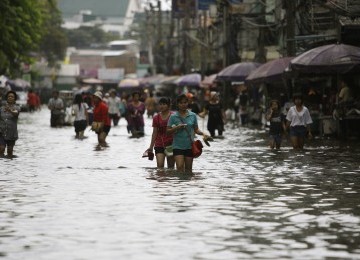 Tampak warga berjalan menyusuri jalan di Bangkok, Thailand, Jumat 28/10. (AP)