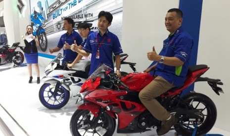 Tampak Yohan Yahya (paling kanan) sedang duduk diatas Suzuki GSX-R150 ABS warna merah usai pembukaan IMOS 2018, Rabu (31/10)