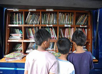 Tampak anak-anak sedang mengunjungi mobil perpustakaan keliling.