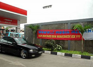 Tampak banner yang menyinggung mobil mewah masih menggunakan BBM bersubsidi di salah satu SPBU.