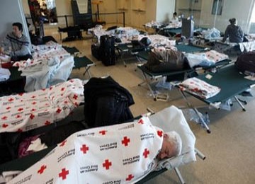 Tampak calon penumpang pesawat yang terpaksa tidur dan tinggal di bandara John F.Kennedy, New York, AS. 