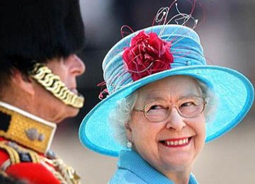 Tampak Ratu Elizabeth tersenyum pada perayaan Trooping the Colour tahun 2009 lalu.