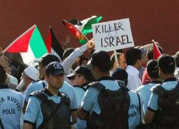 Tampak sekelompok demonstran pro-Palestina didepan kedutaan Israel di Turki.