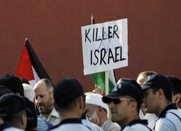 Tampak sekelompok demonstran pro-Palestina didepan kedutaan Israel di Turki.