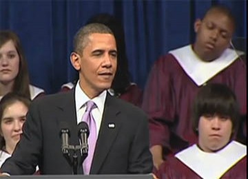 Tampak seorang siswa tertidur tepat di belakang Presiden Barack Obama yang sedang berpidato.