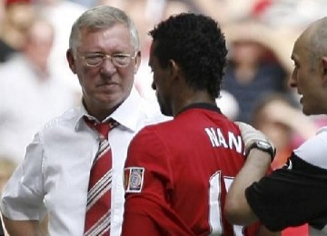 Tampak Sir Alex Ferguson berbicara dengan Nani di pinggir lapangan.