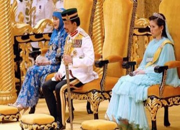 Tampak Sultan Hassanal Bolkiah didampingi oleh Ratu Saleha (kiri) dan istri keduanya, Azrinaz Mazhar Hakim pada perayaan ulangtahun Sultan ke-62.