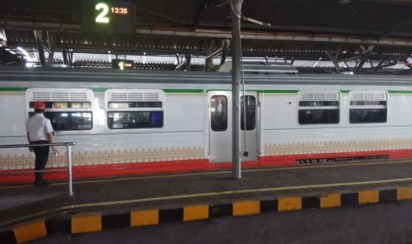 Kereta Prambanan Express (Prameks). PT KAI (Persero) menugaskan anak usahanya, PT Kereta Commuter Indonesia, untuk mengoperasikan KA lokal di Daop 6 Yogyakarta, yakni Kereta Prambanan Express (Prameks). 