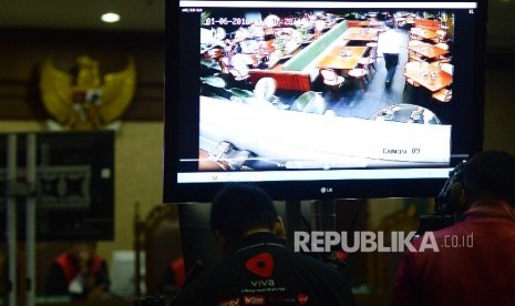 Tampilan cctv diperlihatkan saat sidang kasus pembunuhan Mirna Wayan Salihin, dengan terdakwa Jessica Kumala Wongso saat menjalani sidang lanjutan dengan agenda mendengarkan keterangan saksi di Pengadilan Negeri Jakarta Pusat, Rabu (20/7).Republika/Raisan 