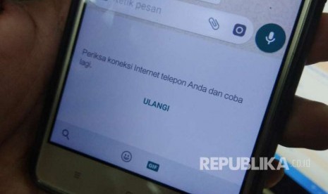 Tampilan dialog WhatsApp saat fitur GIF diaktifkan. 