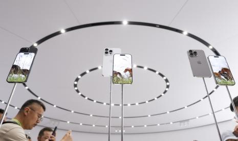 Tampilan model iPhone 16 yang baru di acara peluncuran produk Glowtime Apple di kampus Apple Park di Cupertino, California, AS, Senin (9/9/2024). Kemenperin sebut belum keluarkan izin edar iPhone 16.