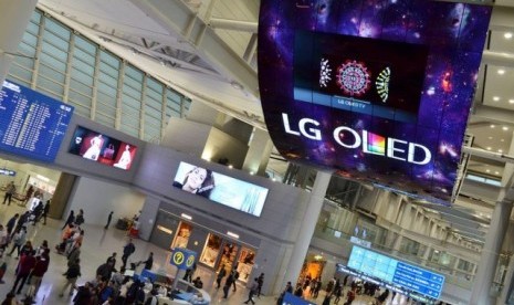 Tampilan panel OLED LG di bandara Incheon