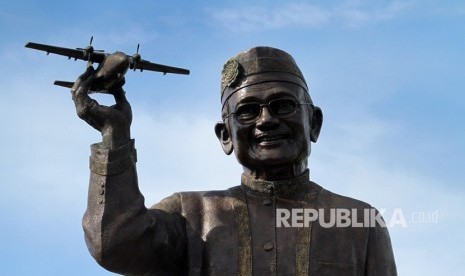 Tampilan patung Presiden Indonesia ketiga Bacharuddin Jusuf Habibie memegang pesawat yang masih dalam tahap pembangunan di Isimu, Kabupaten Gorontalo, Gorontalo, Kamis (3/1/2019).