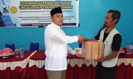 Tamsil Linrung saat memberikan bantuan pupuk untuk petani Luwu Timur