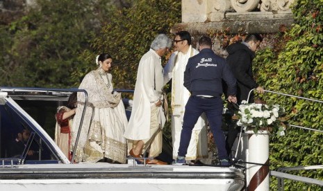 Tamu berdatangan untuk menghadiri pernikahan bintang Bollywood Deepika Padukone dan Ranveer Singh di Villa Balbianello di Lenno, Danau Como, Italia, Rabu (14/11).