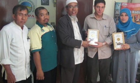 Tamu dari The Islamic Society, Jabaliya, Gaza, Dr Mohmoud M Alhirtani bersama istri di kantor KISPA.