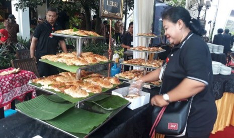 Tamu di akad nikah Kahiyang Ayu dan Bobby Nasution disuguhi beragam kuliner, salah satunya ledre.