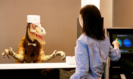 Tamu disambut oleh robot dinosaurus di Hen-na Hotel Nagasaki Jepang.