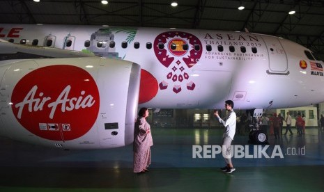 Tamu undangan berpose di samping armada Air Asia Airbus A320. Air Asia akan mulai mengaktifkan penerbangan berjadwal mulai 18 Mei 2020.