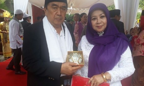 Tamu undangan memperlihatkan suvenir dari acara ijab kabul Kahiyang Ayu dan Bobby Nasution, Rabu (8/11).