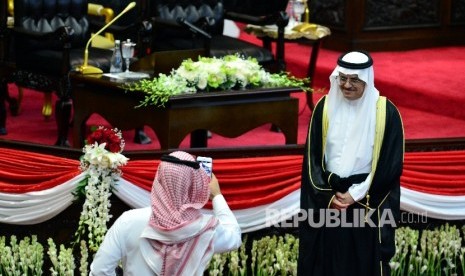 Tamu undangan tampak antusias dengan ber-swa foto dan foto bersama saat menghadiri pidato Raja Salman di Kompleks Parlemen, Senayan, Jakarta, Kamis (2/3).