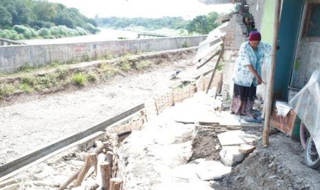 Tanah ambles di Blok Rengaspayung, Desa/Kecamatan Kertasemaya, Kabupaten Indramayu semakin parah, Selasa (28/9).