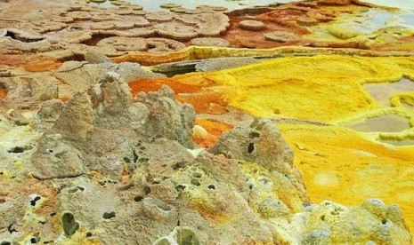 Tanah lapang hidrotermal Dallol menyajikan pemandangan indah dengan hamparan endapan garam multiwarna. 