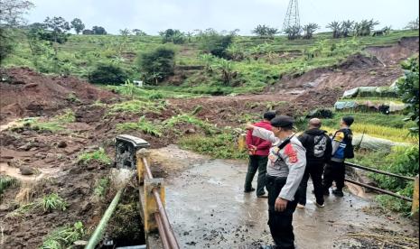 Tanah longsor akibat dampak hujan deras terjadi di Jalan Walagri Mulya, Kelurahan Pasanggrahan, Kecamatan Ujungberung, Kota Bandung, Rabu (11/9/2024). Akibatnya, jalan penghubung antara RW 09 dan RW 10 tertutup tidak bisa dilintasi kendaraan roda dua dan roda empat. 